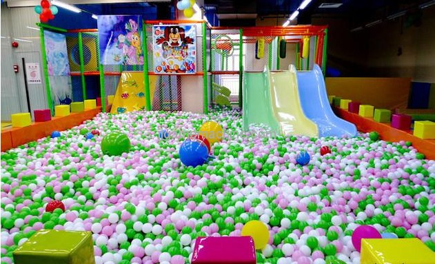 How to manage a good indoor naughty castle fun park?
